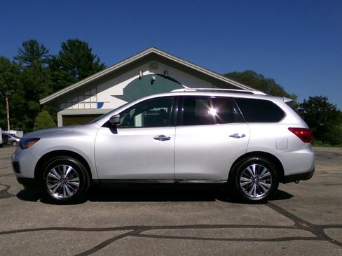 Used 2019 Nissan Pathfinder SV image 2