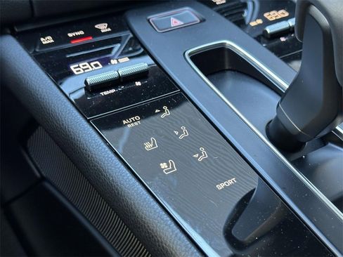 Used 2025 Porsche Macan image 28