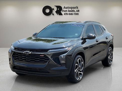 Used 2024 Chevrolet Trax RS w/ Sunroof Package FWD image 2