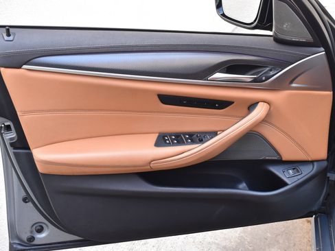 Used 2023 BMW M550i xDrive w/ Executive Package image 21