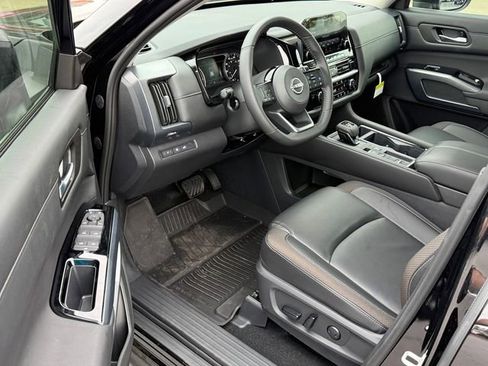 Used 2025 Nissan Pathfinder SL image 9