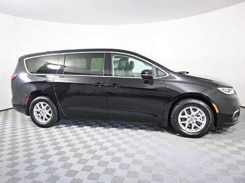 Used 2024 Chrysler Pacifica Touring-L FWD image 8