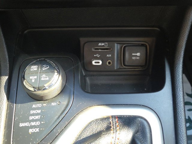 Used 2015 Jeep Cherokee Trailhawk w/ Trailer Tow Group AWD/4WD image 30