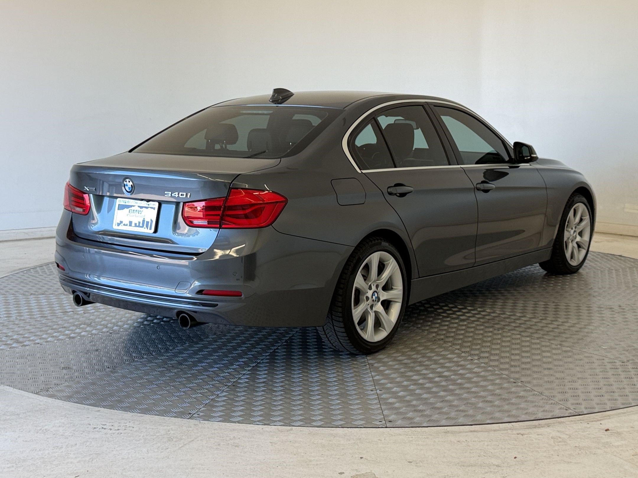 Used 2016 BMW 340i xDrive Sedan AWD/4WD image 9
