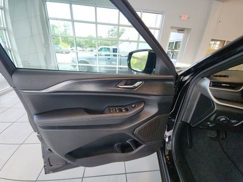 New 2025 Jeep Grand Cherokee Altitude image 33