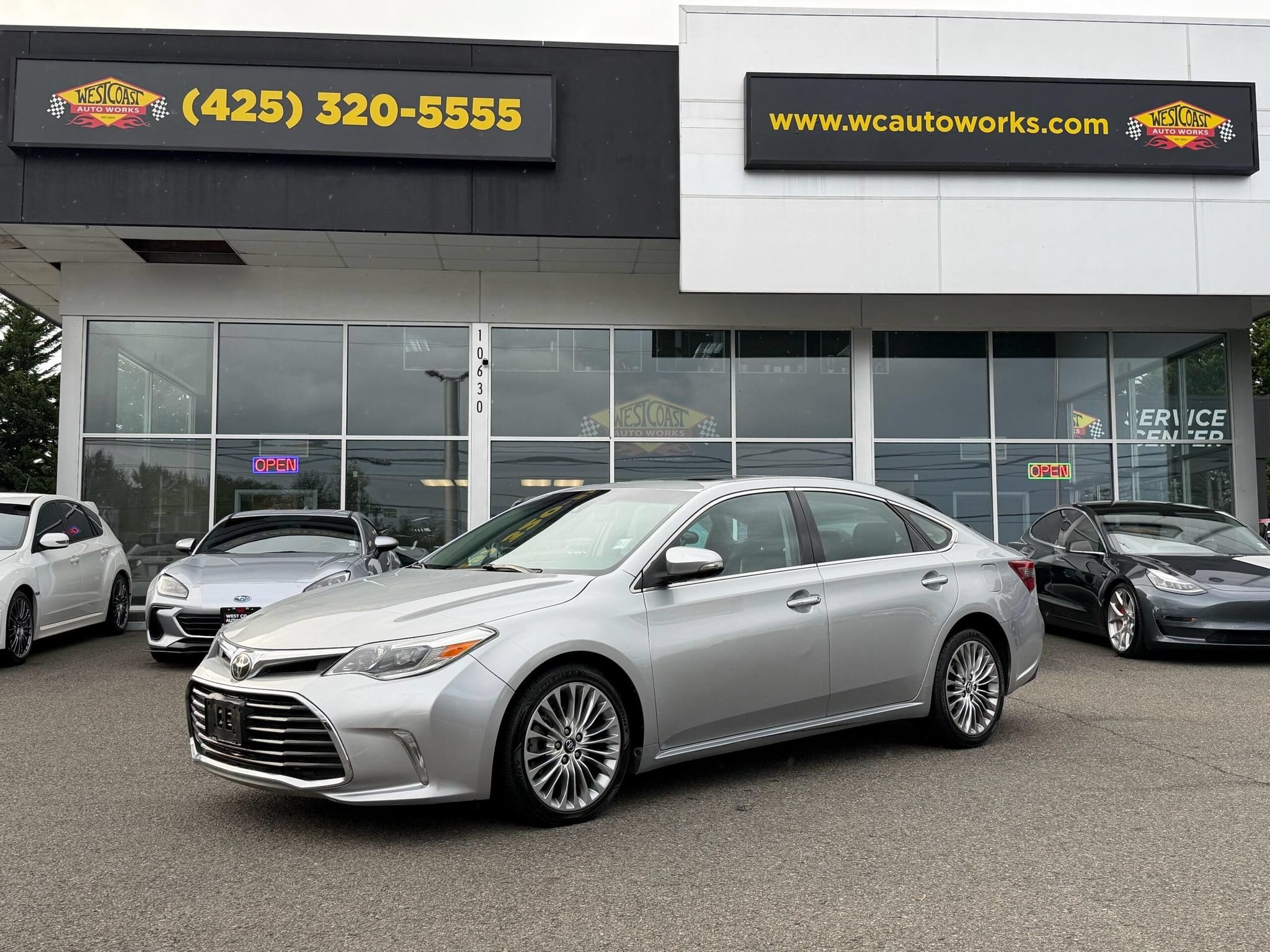 Used 2016 Toyota Avalon Limited w/ Toyota Safety Sense Package FWD image 2