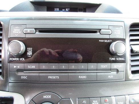 Used 2014 Toyota Sienna LE AWD/4WD image 24