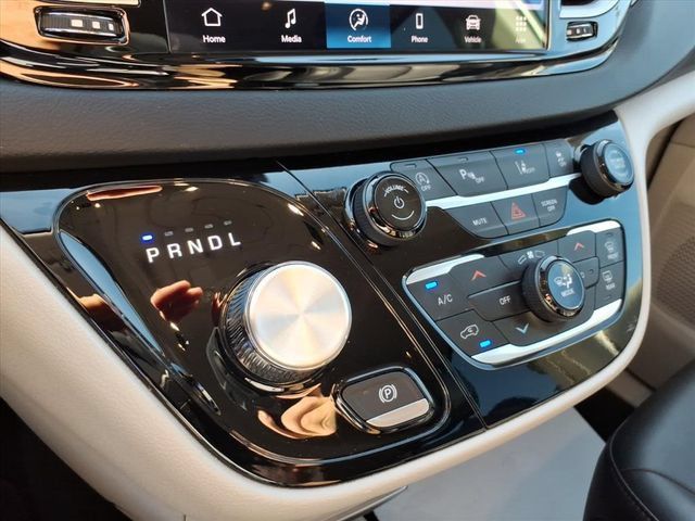 Used 2024 Chrysler Pacifica Touring-L FWD image 23