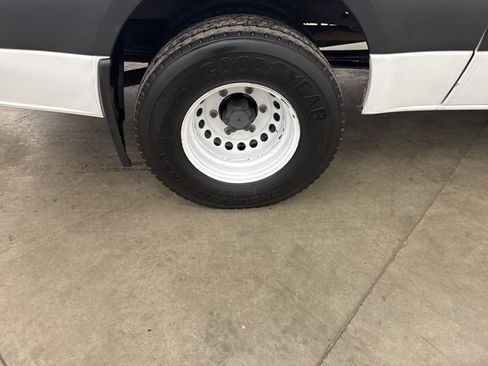 Used 2019 Freightliner Sprinter 2500 image 16