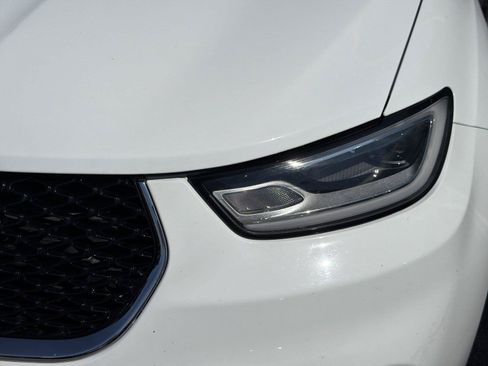 Used 2024 Chrysler Pacifica Touring-L FWD image 4