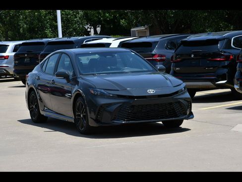 Used 2026 Toyota Camry SE FWD image 1