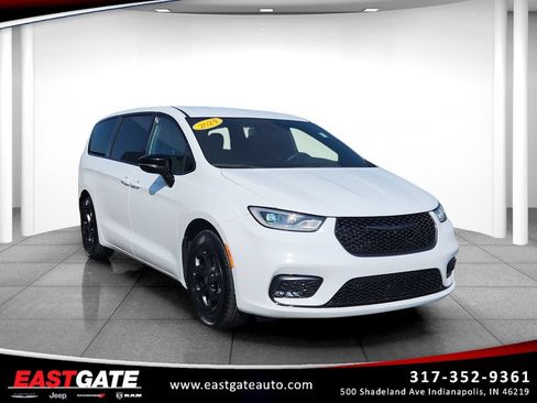 Used 2024 Chrysler Pacifica Limited FWD image 1