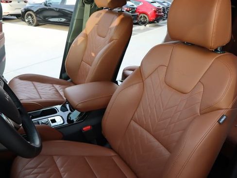 Used 2025 Kia Telluride AWD image 12