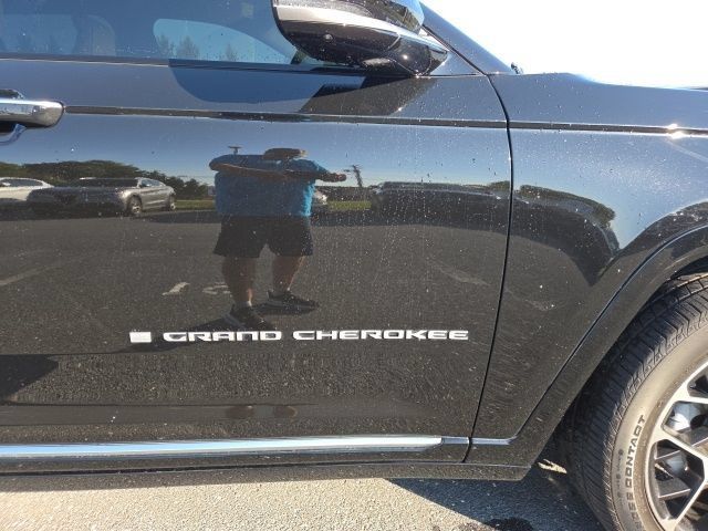 Used 2025 Jeep Grand Cherokee Summit AWD/4WD image 23