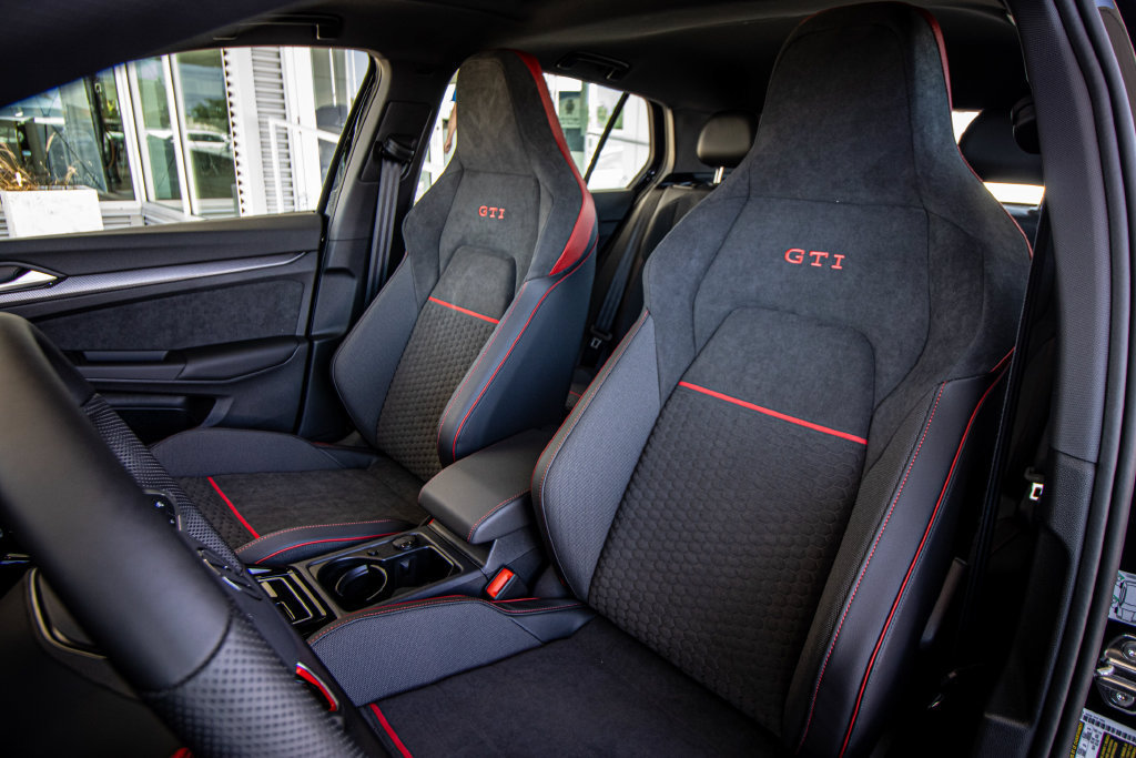 New 2026 Volkswagen GTI SE FWD image 28