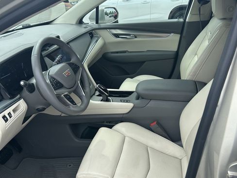 Used 2017 Cadillac XT5 Luxury w/ Driver Awareness Package AWD/4WD image 19