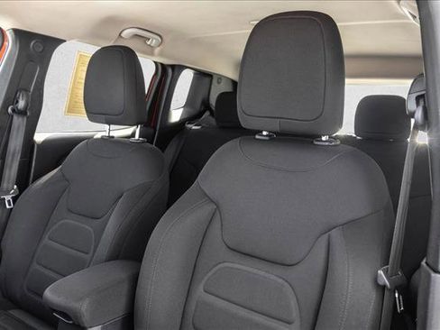 Used 2019 Jeep Renegade Latitude AWD/4WD image 12