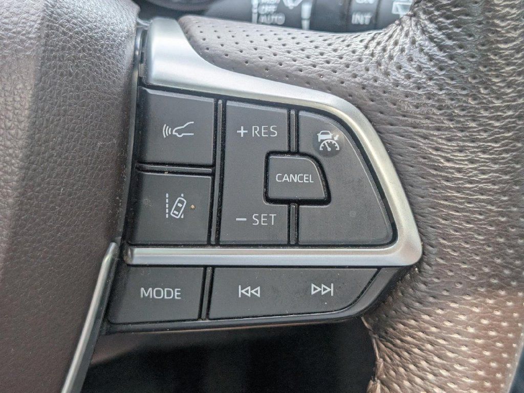 Used 2023 Toyota Sienna Platinum FWD image 25