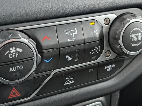 Used 2025 Jeep Wrangler Unlimited Sahara AWD/4WD image 19