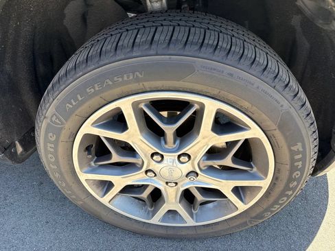 Used 2020 Jeep Grand Cherokee Overland AWD/4WD image 31