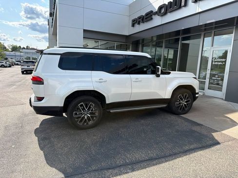 Used 2025 Lexus GX 550 w/ Accessory Package (2T) AWD/4WD image 19