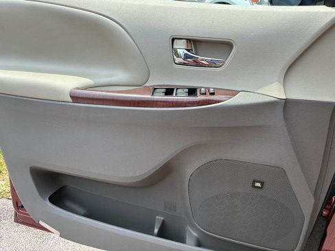 Used 2012 Toyota Sienna XLE w/ Premium Pkg FWD image 13