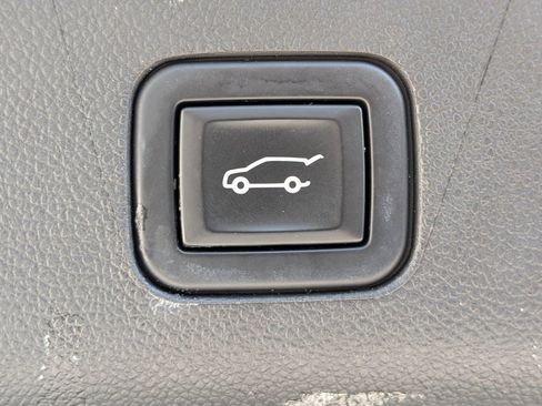 Used 2022 GMC Yukon SLT w/ SLT Luxury Package image 15