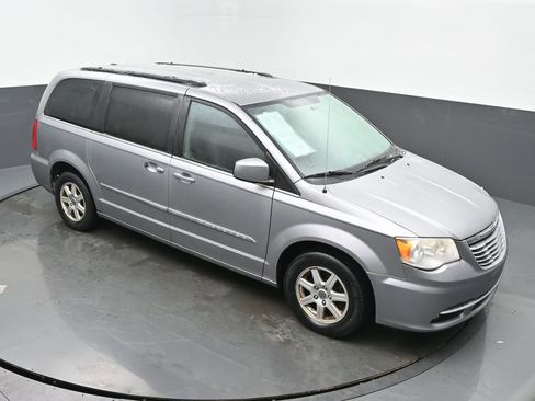 Used 2013 Chrysler Town & Country Touring image 39