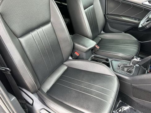Used 2022 Volkswagen Tiguan SE R-Line image 10