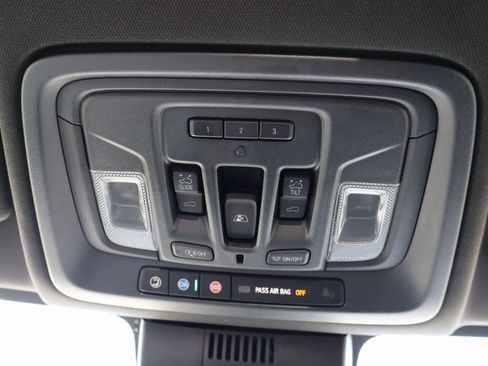 Used 2022 Chevrolet Silverado 1500 ZR2 w/ Technology Package image 18