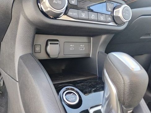 New 2025 Nissan Versa SR w/ Trunk Package image 17