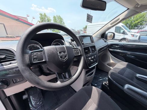Used 2019 Dodge Grand Caravan SE w/ UConnect Hands-Free Group FWD image 15