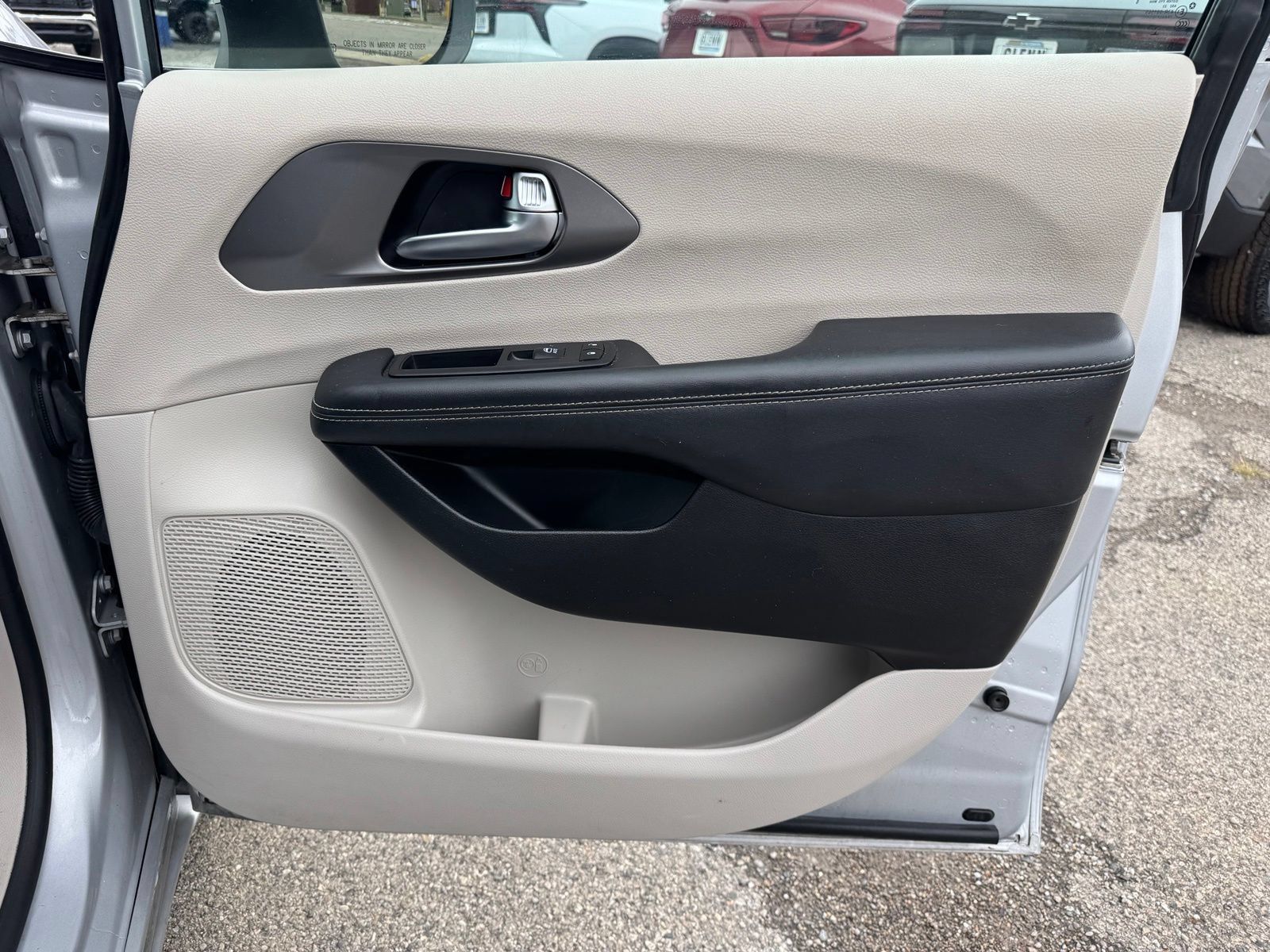 Used 2023 Chrysler Pacifica Touring-L FWD image 32