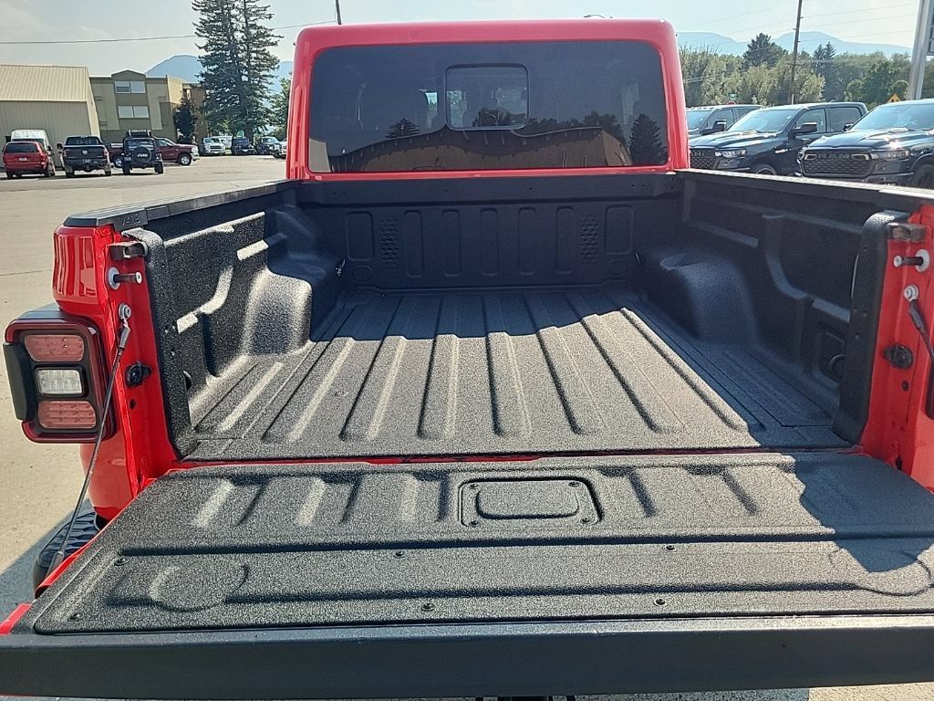 Used 2024 Jeep Gladiator Rubicon AWD/4WD image 8