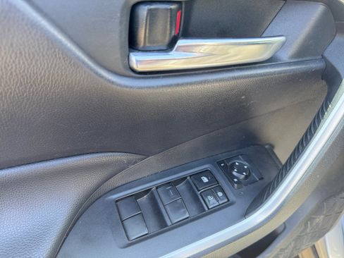 Used 2021 Toyota RAV4 XLE FWD image 11