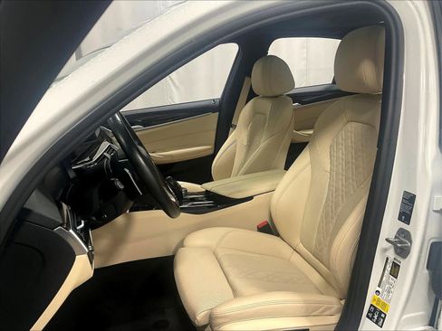 Used 2022 BMW 530i xDrive w/ Premium Package image 10