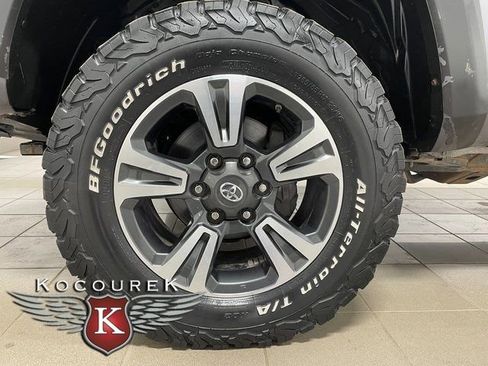 Used 2019 Toyota Tacoma TRD Sport AWD/4WD image 7