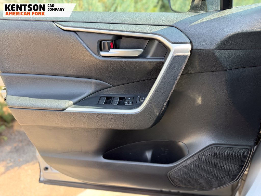 Used 2025 Toyota RAV4 XLE AWD/4WD image 17