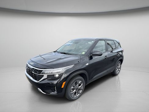 Used 2024 Kia Seltos LX AWD/4WD image 1