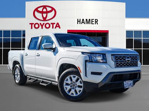 Used 2022 Nissan Frontier SV image 1