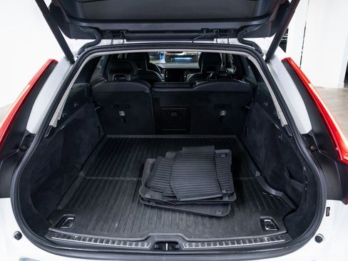 Used 2017 Volvo V90 T6 Cross Country image 8