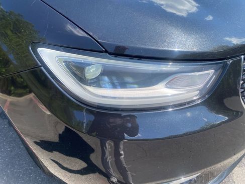 Used 2023 Chrysler Pacifica Touring-L FWD image 4