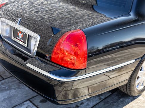 Used 2009 Lincoln Town Car Signature Limited image 16