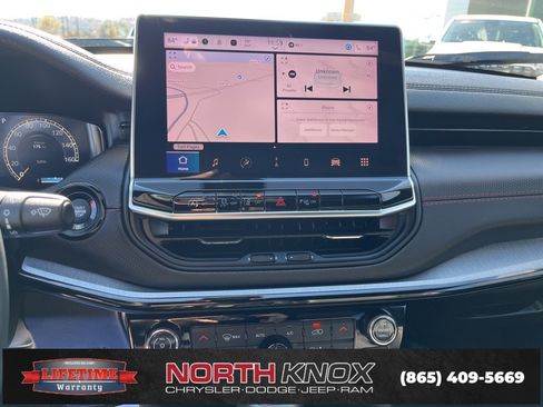 Used 2025 Jeep Compass Trailhawk w/ Trailhawk Elite Group image 9