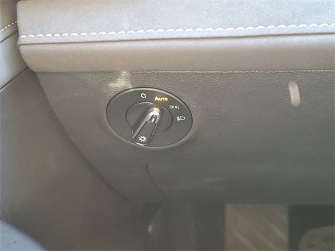 Certified 2025 Volkswagen Taos SE image 32