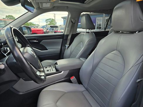 Used 2022 Toyota Highlander XLE AWD/4WD image 24