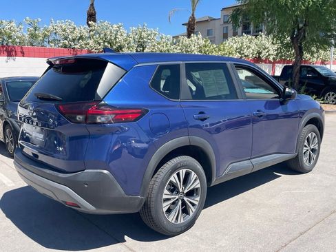 Used 2023 Nissan Rogue SV image 2