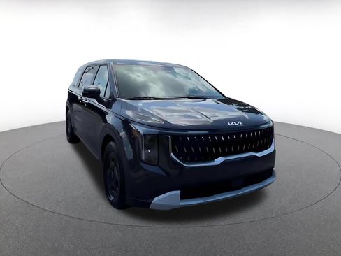 Used 2026 Kia Carnival FWD image 3