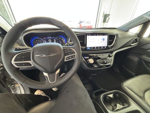Used 2026 Chrysler Pacifica Select FWD image 9