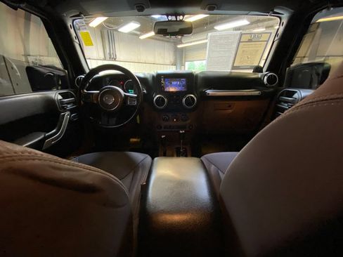 Used 2013 Jeep Wrangler Unlimited Rubicon w/ Connectivity Group AWD/4WD image 18
